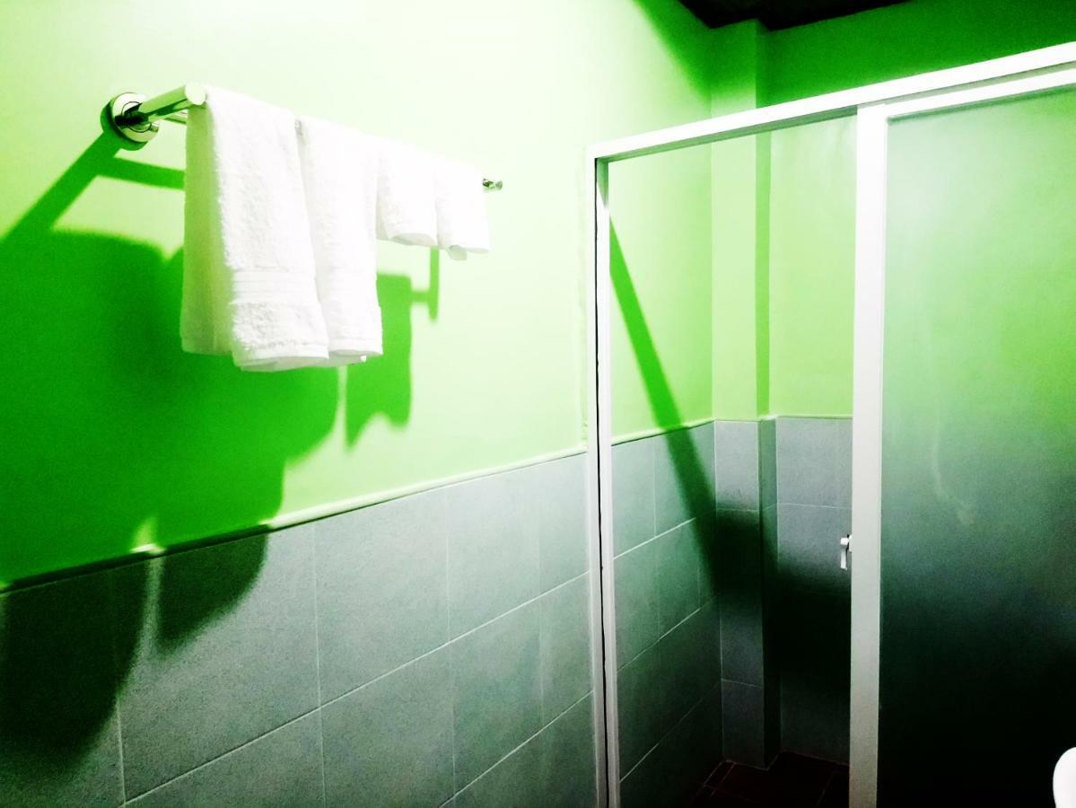 In-N-Out Hostel Siquijor Buitenkant foto